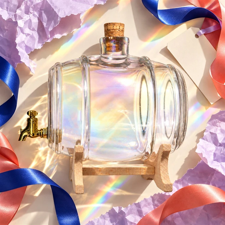 Opalizująca beczka szklana 2 l IRYS z kranikiem fotografowana z góry w kolorowej aranżacji prezentowej