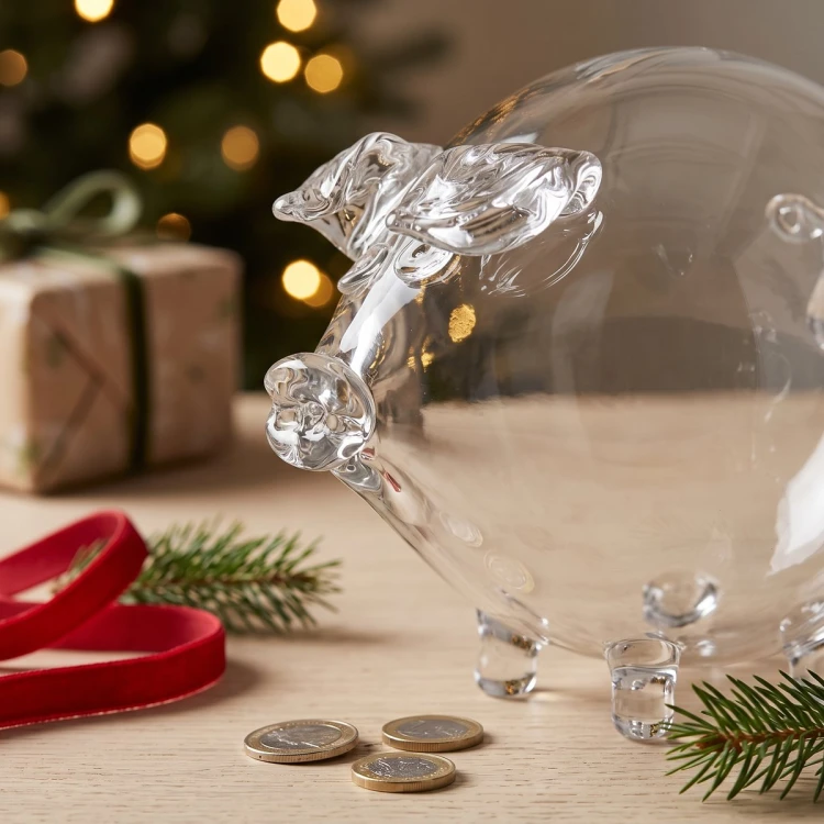 Świnka skarbonka szklana 21 cm bezbarwna, zbliżenie w świątecznej aranżacji