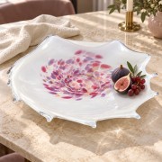Patera ze szkła artystycznego z figami i winogronami na eleganckim stole